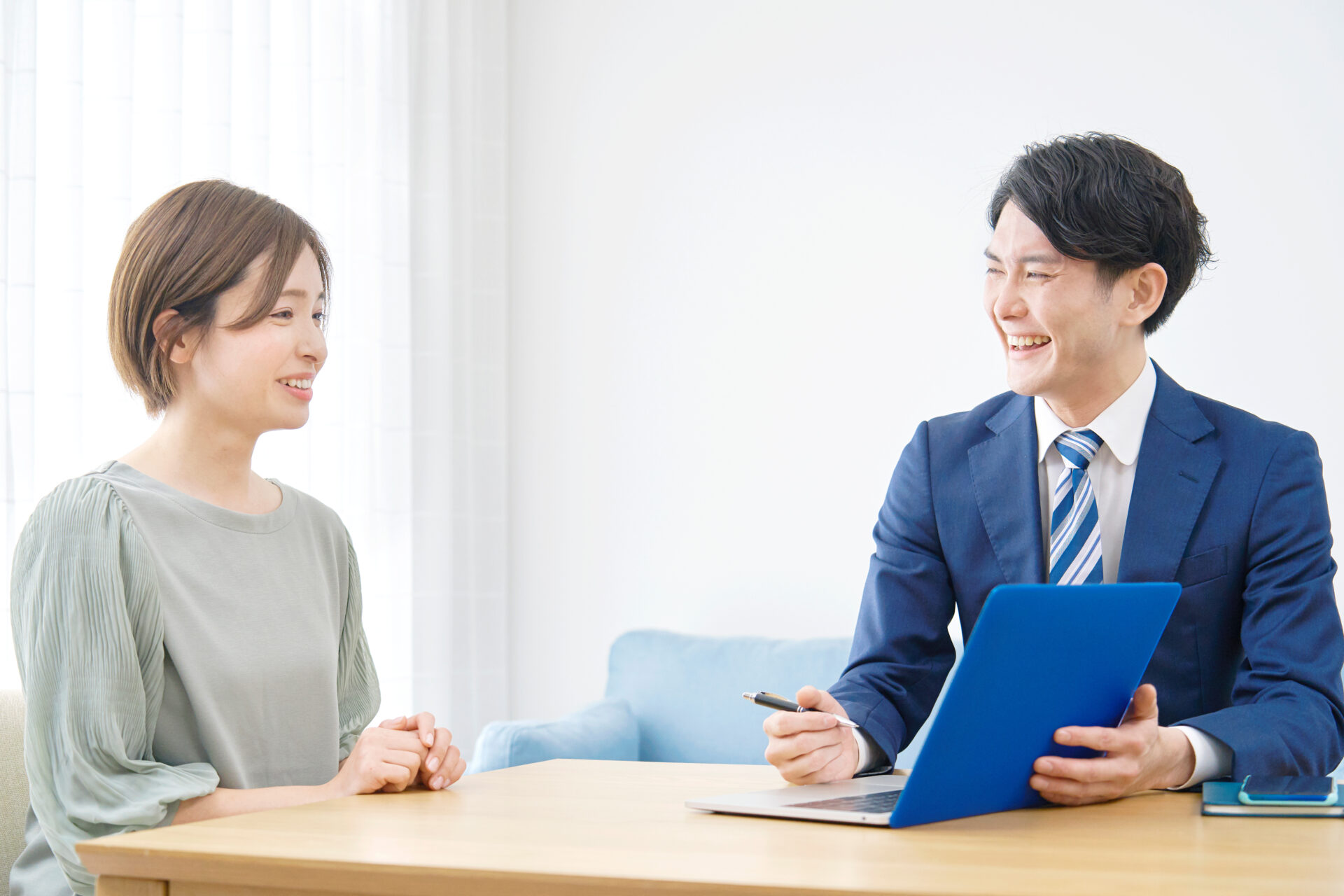 リビングでクライアントと話すセールスマン