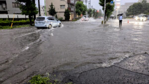 大雨の街中